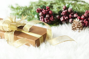 Noel hediye kutusu halı üzerinde