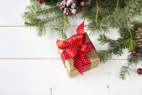 나무 배경에 놓인 크리스마스 선물 상자 — 스톡 사진
