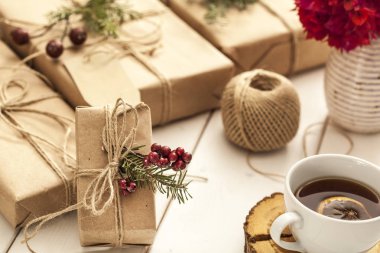 Tahta arka planda hediye kutuları