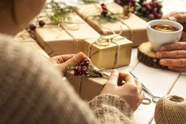 Elleriyle hediye kutuları şal