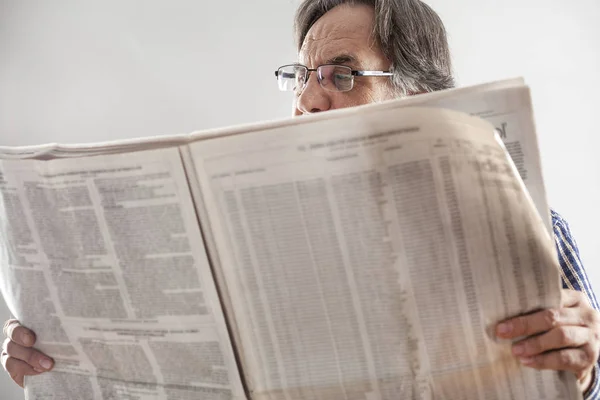 Oudere man lezing krant — Stockfoto