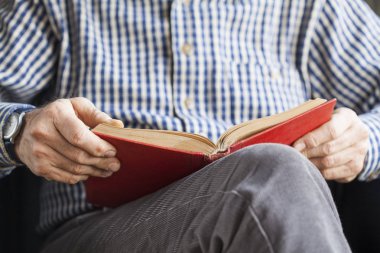 Son sınıf öğrencisi kitap okuyor.