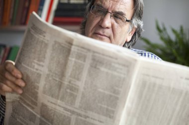 Son sınıf öğrencisi gazete okuyor.