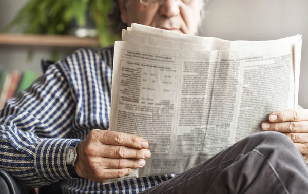 Homem sênior ler jornal — Fotografia de Stock