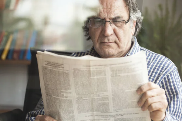 Homem sênior ler jornal — Fotografia de Stock