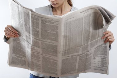 Kadın beyaz arka plan üzerinde gazete okuma