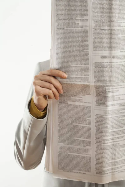 Mulher lendo jornal no fundo branco — Fotografia de Stock