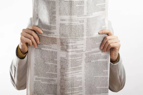 Žena čte noviny na bílém pozadí — Stock fotografie