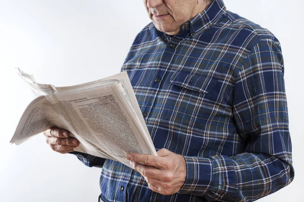 Homem sênior mãos com a leitura de jornal — Fotografia de Stock