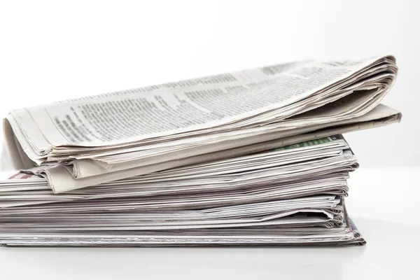 Pila de periódicos en la mesa — Foto de Stock