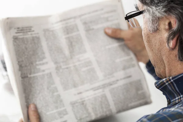 Hombre mayor leyendo periódico — Foto de Stock