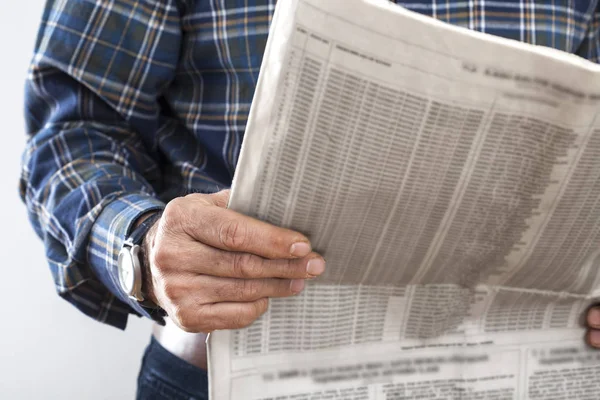 Hombre leyendo periódico vista de cerca — Foto de Stock