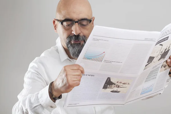 Orta yaşlı adam gazete okuma — Stok fotoğraf