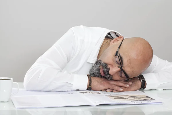 Mann mittleren Alters liest Zeitung — Stockfoto