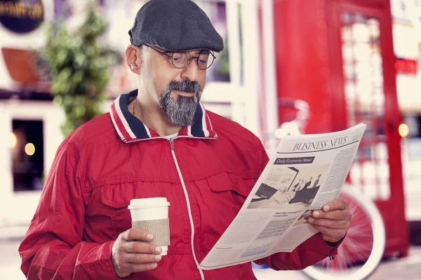 Homem de meia idade lendo jornal — Fotografia de Stock