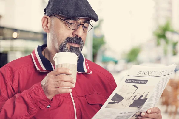 Homem de meia idade lendo jornal — Fotografia de Stock