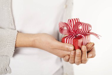 Kadın elleri hediye kutusunu tutuyor.