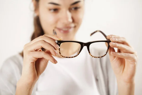 Manos de mujer sosteniendo gafas —  Fotos de Stock