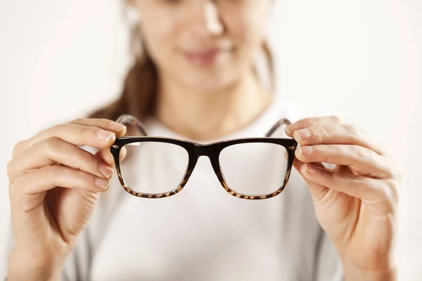 Mulher mãos segurando óculos — Fotografia de Stock