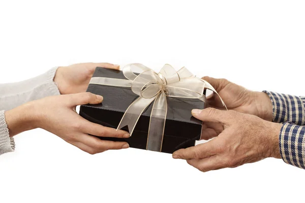 Las manos de la gente da regalo en caja — Foto de Stock
