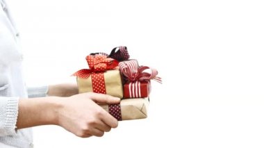 Elleriyle kutularındaki hediye