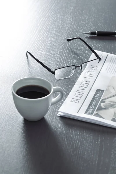 Periódico con anteojos en mesa de madera —  Fotos de Stock