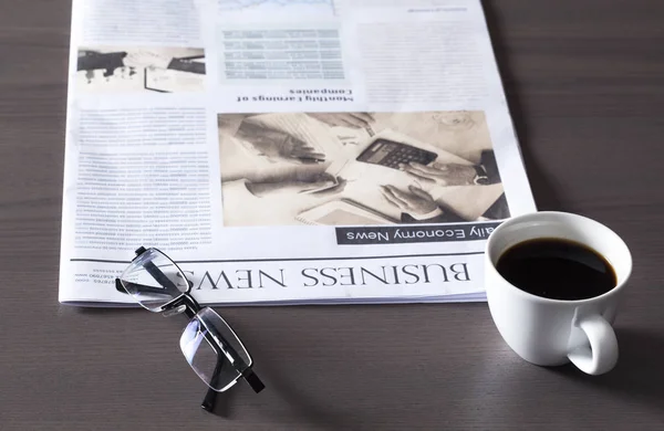 Periódico con anteojos en mesa de madera — Foto de Stock