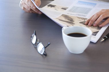 Tablo üzerinde kadın okuma gazete