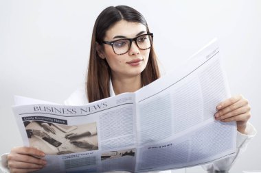 İşkadını gri arka plan üzerinde gazete okuma