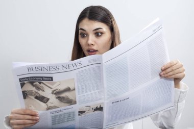 İşkadını gri arka plan üzerinde gazete okuma