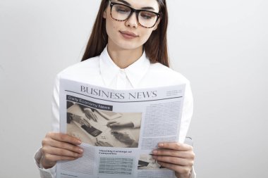 İşkadını gri arka plan üzerinde gazete okuma