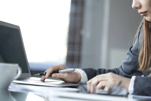 Geschäftsfrau arbeitet im Büro — Stockfoto