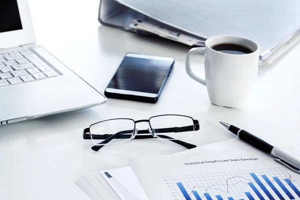 Zakelijke tabel met laptop en koffie — Stockfoto