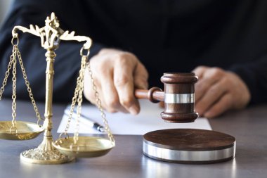 Yargıç tokmak tablo ile adaletin terazisi