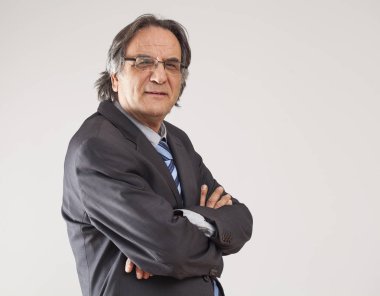 Gri arka plan üzerinde işadamı portresi