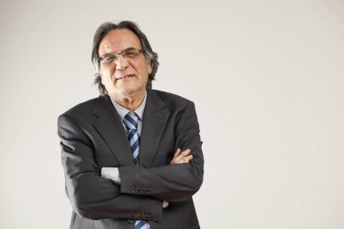 Gri arka plan üzerinde işadamı portresi