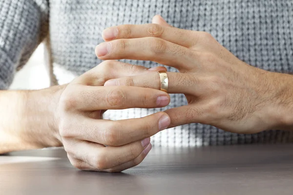 Muž sundala snubní prsten — Stock fotografie