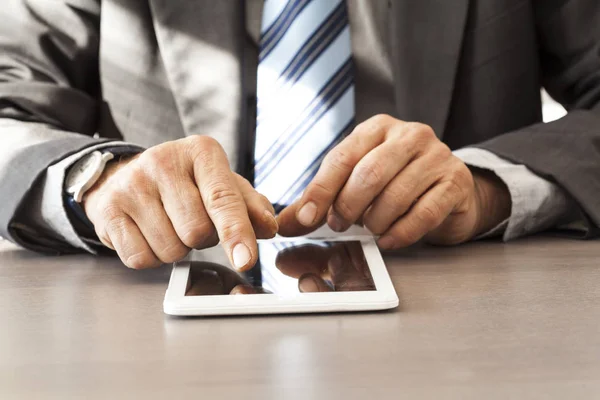 Uomo d'affari che utilizza tablet sul tavolo — Foto Stock