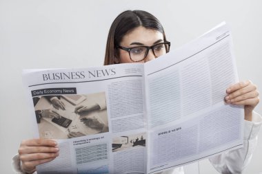 İşkadını gri arka plan üzerinde gazete okuma