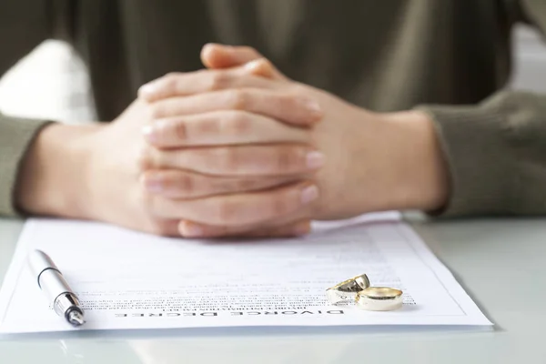 Wife signs divorce decree form with ring — Stock Photo, Image