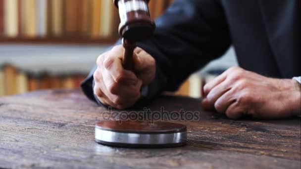 Juiz com martelo na mesa — Vídeo de Stock