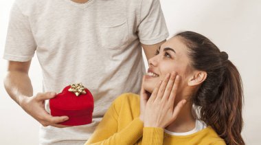 Kız veren hediye kutusu tutan adam