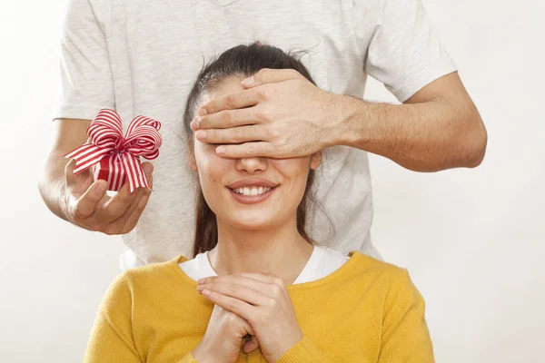 Man håller presentbox ger flickvän — Stockfoto
