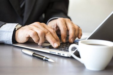 Ofiste çalışan iş adamı