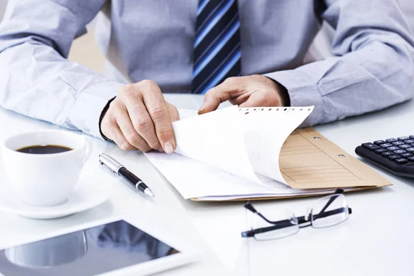 Geschäftsmann arbeitet im Büro — Stockfoto