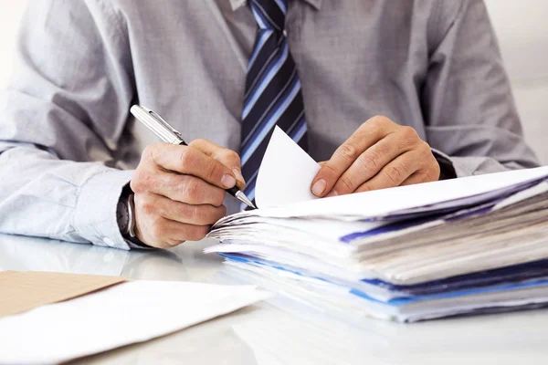 Geschäftsmann arbeitet im Büro — Stockfoto