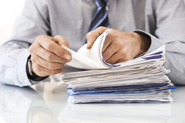 Geschäftsmann arbeitet im Büro — Stockfoto