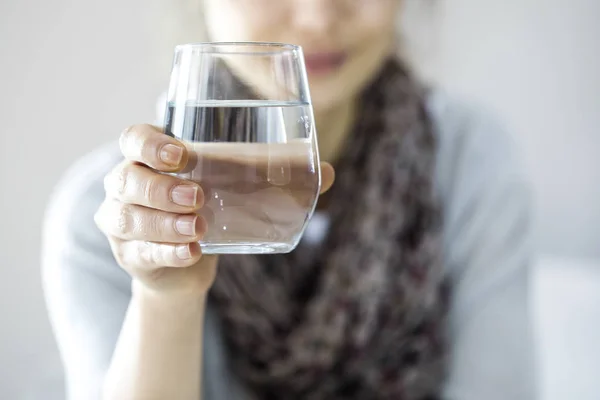 Mujer joven bebiendo agua — Foto de Stock