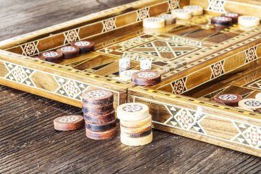 İki zar tavla oyunu