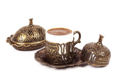 Beyaz arka planda Türk kahvesi